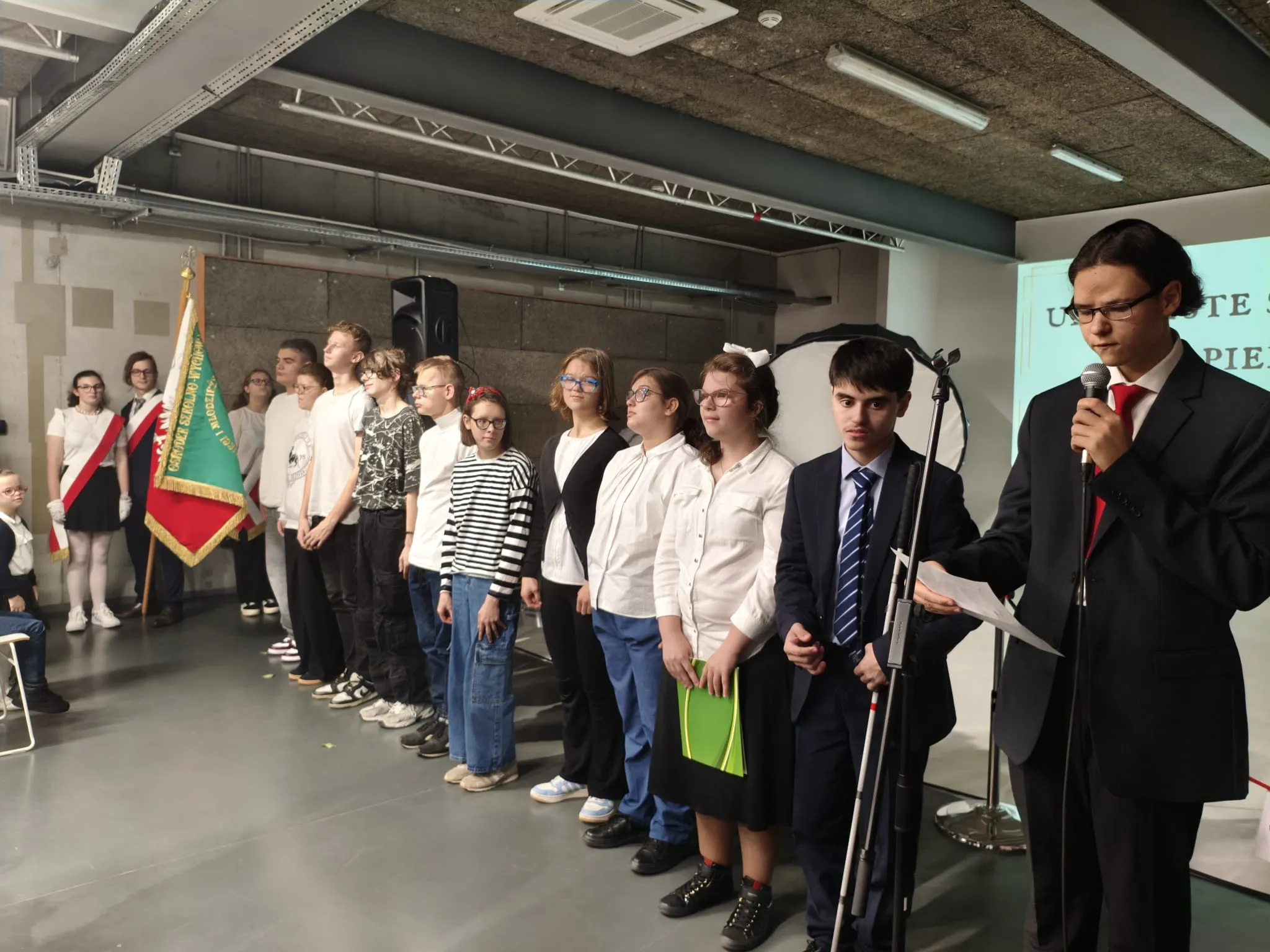 Ślubowanie pierwszoklasistów liceum i szkoły branżowej.