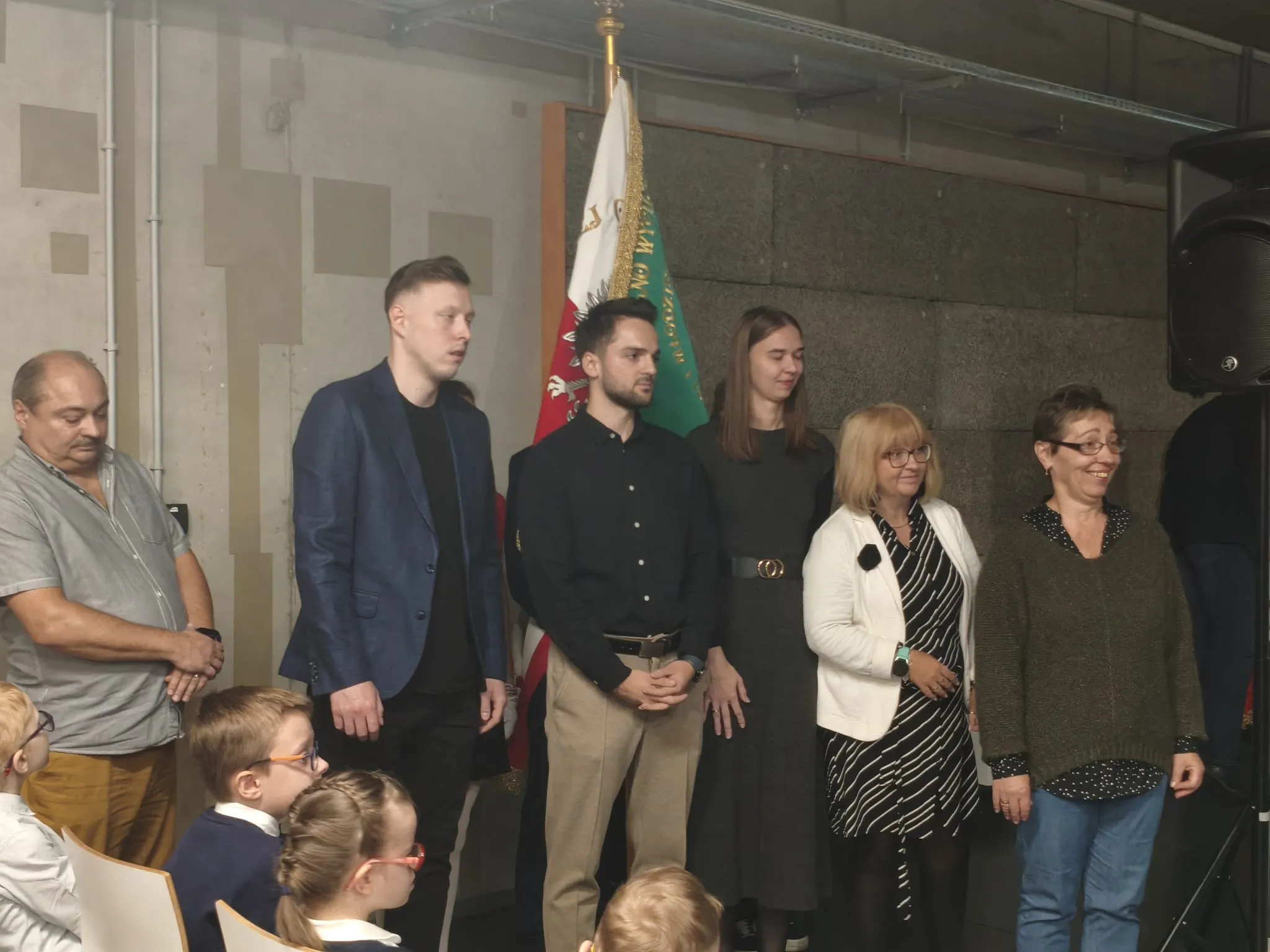 Pracownicy administracji i obsługi szkoły nagrodzeni podczas uroczystości.