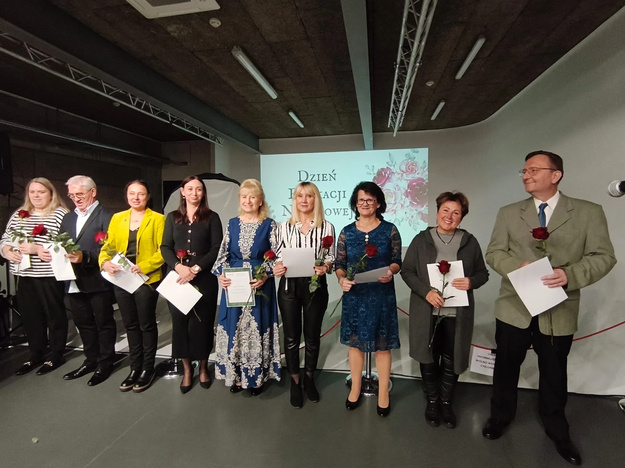 Nauczyciele nagrodzeni Nagrodą Dyrektora podczas Dnia Edukacji Narodowej.