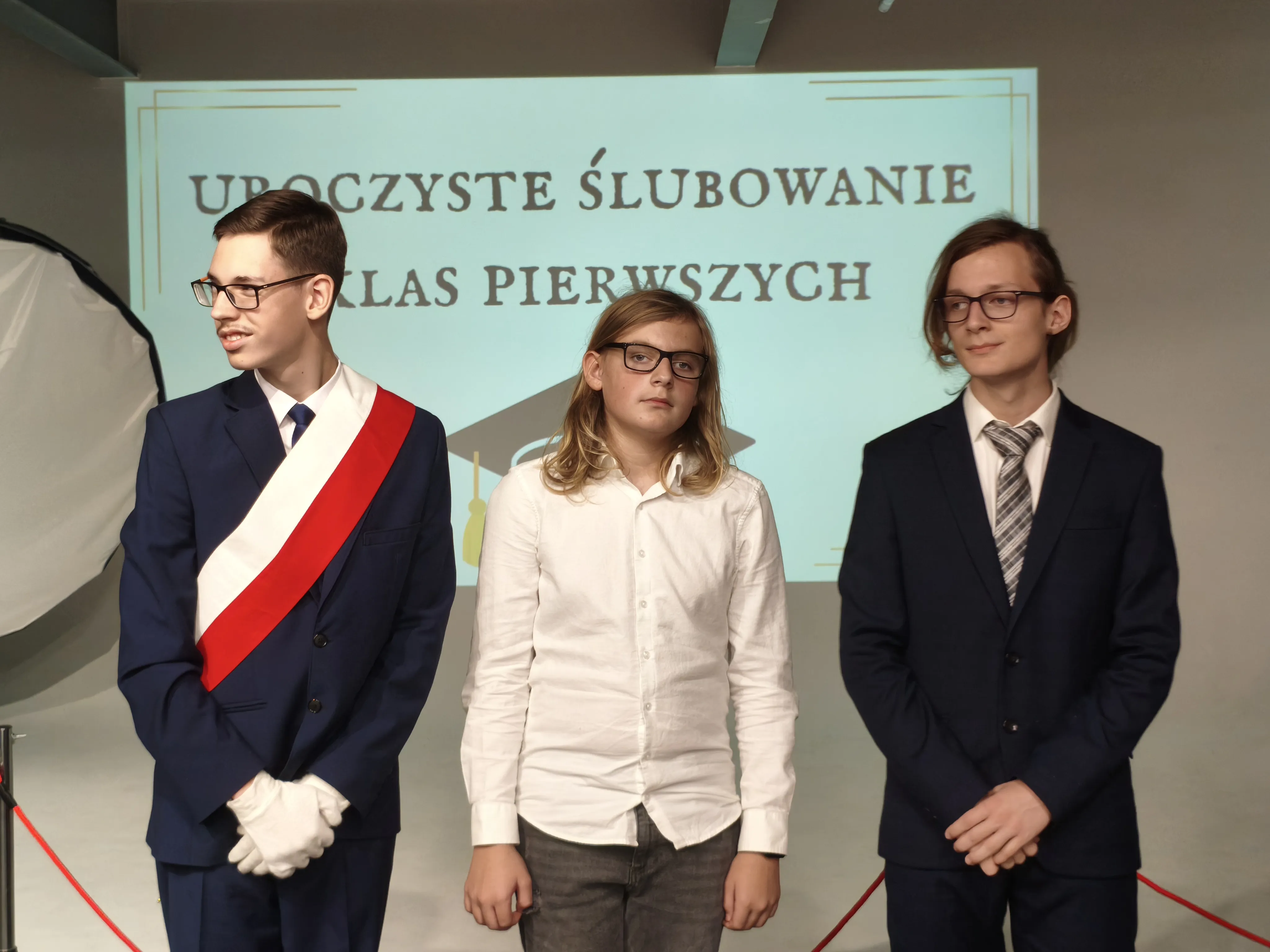 Przedstawiciele samorządu uczniowskiego podczas uroczystego ślubowania klas pierwszych.