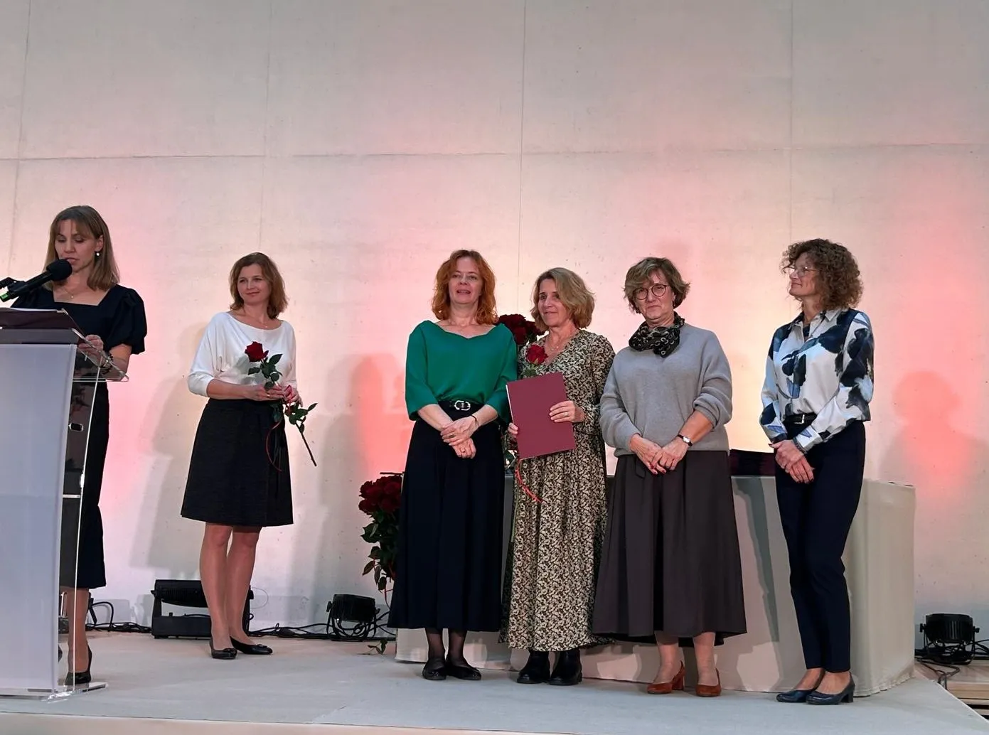 Pani Grażyna Hayn-Karcz, kierownik internatu, odbiera Nagrodę Dyrektora Biura Edukacji.