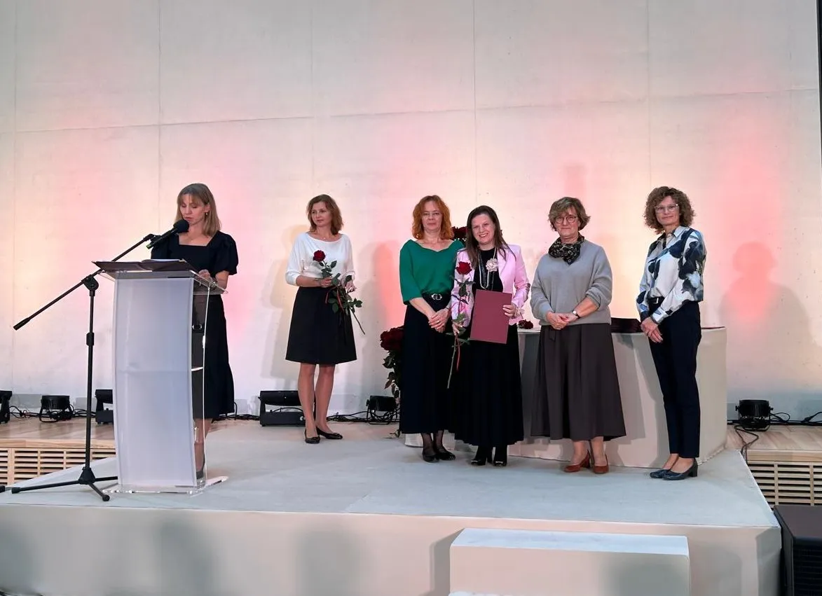 Pani Beata Boroń-Salamońska odbiera Nagrodę Dyrektora Biura Edukacji.